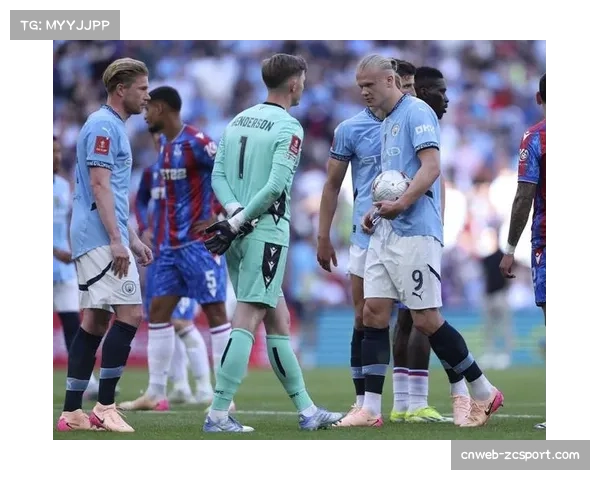 瞬间特写：哈兰德罚失点球后，曼城队长沃克上前安慰并召集全队鼓劲